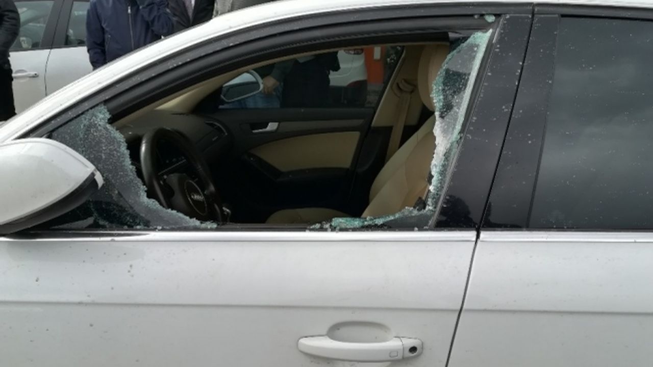 Park halindeki otomobilin camını kırıp 150 bin TL çaldılar