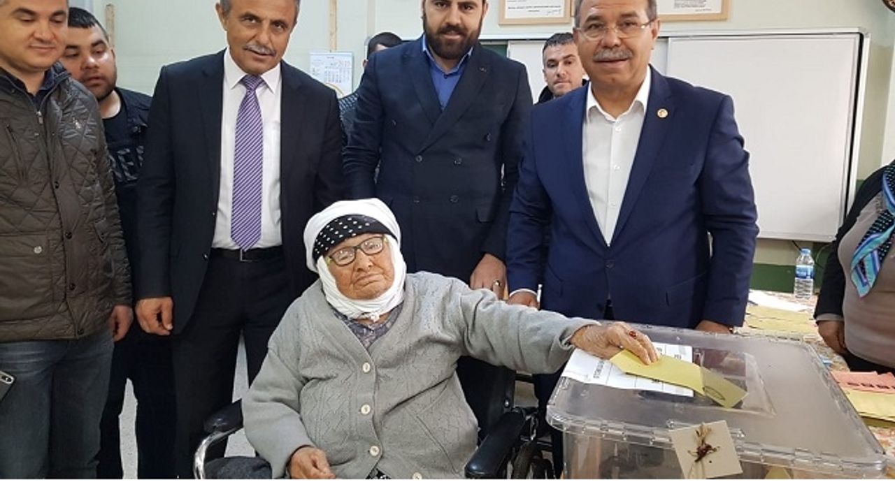 107 Yaşındaki Anne Ve 80 Yaşındaki Oğluyla Oy Kullandı