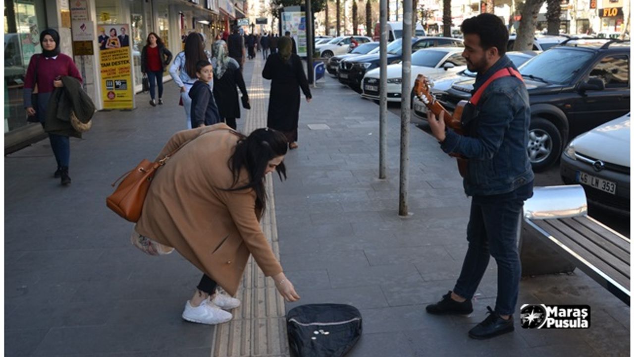Alican Doğan, sokak müziği yaparak harçlığını çıkarıyor