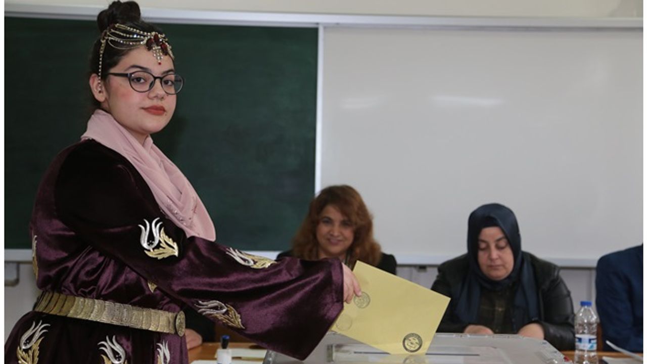 Kahramanmaraş'ta Şevval Nur, Maraş işi "sim sırma" kıyafeti ile oy kullandı