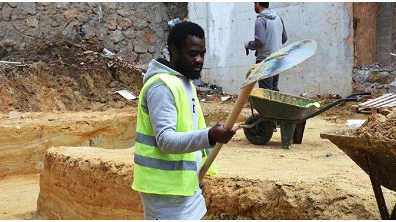 Kamerun'dan futbolcu olmak için geldi, şimdilerde inşaatlarda çalışıyor
