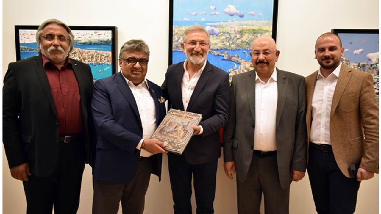 Gafur Uzuner “Kırmızı” Temalı 26’ncı Kişisel Resim Sergisini SANKO’da Açtı