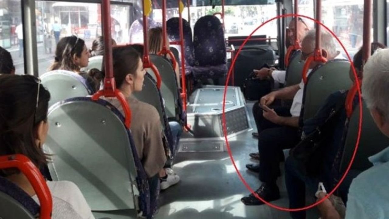 Görüntü Türkiye'den! Belediye başkanı, makamına otobüsle gidip geliyor!