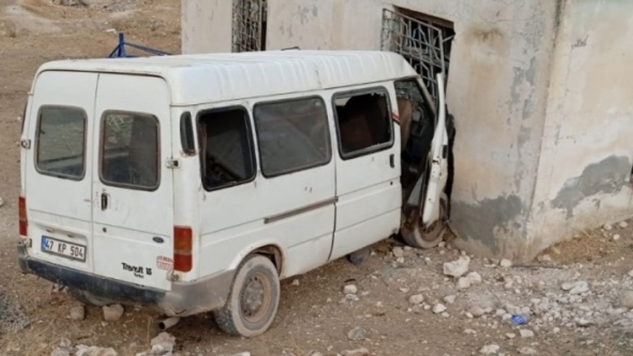 Besni'de tarım işçilerini taşıyan minibüs evin duvarına çarptı 15 yaralı