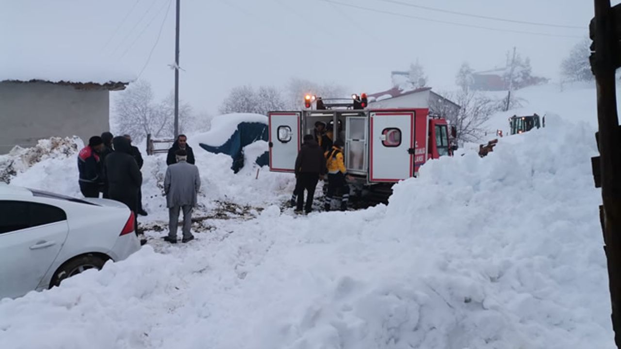 Kahramanmaraş'ta yaşlı kadının yardımına paletli ambulans yetişti!