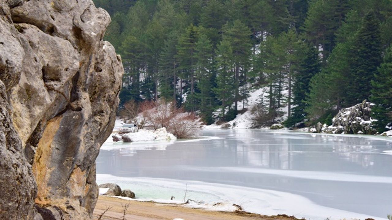 Kahramanmaraş'ta Kargaçayırı Gölü'nün yüzeyi buzla kaplandı!