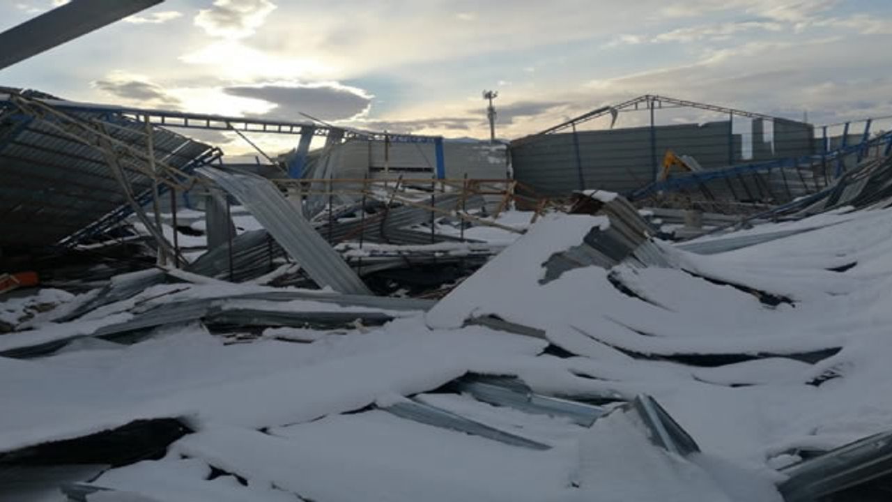 Kahramanmaraş'ta olumsuz hava koşulu nedeniyle fabrikanın çatısı çöktü