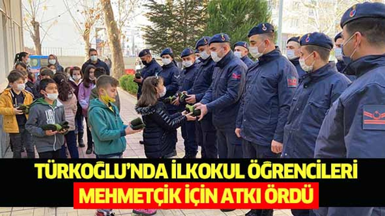 Türkoğlu’nda ilkokul öğrencileri Mehmetçik için atkı ördü