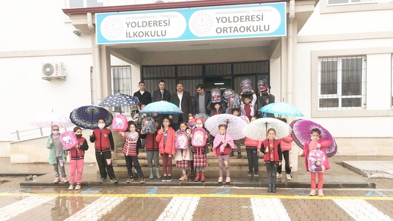 Kahramanmaraş'ta öğrencilere çanta ve şemsiye hediye edildi