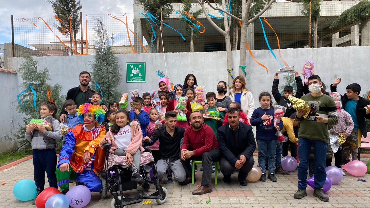 Gönüller bir olsun ekibi Kahramanmaraş'ta özel çocukları mutlu etti