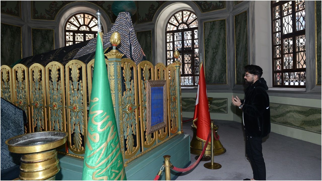 Mehmet Çevik Emir Sultan Türbesi’nde dua etti