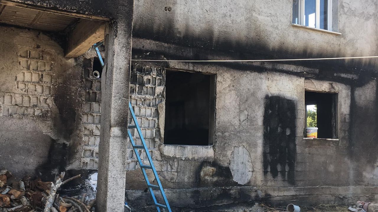 Kahramanmaraş'ın o mahallesinde muhtarın evi yandı!