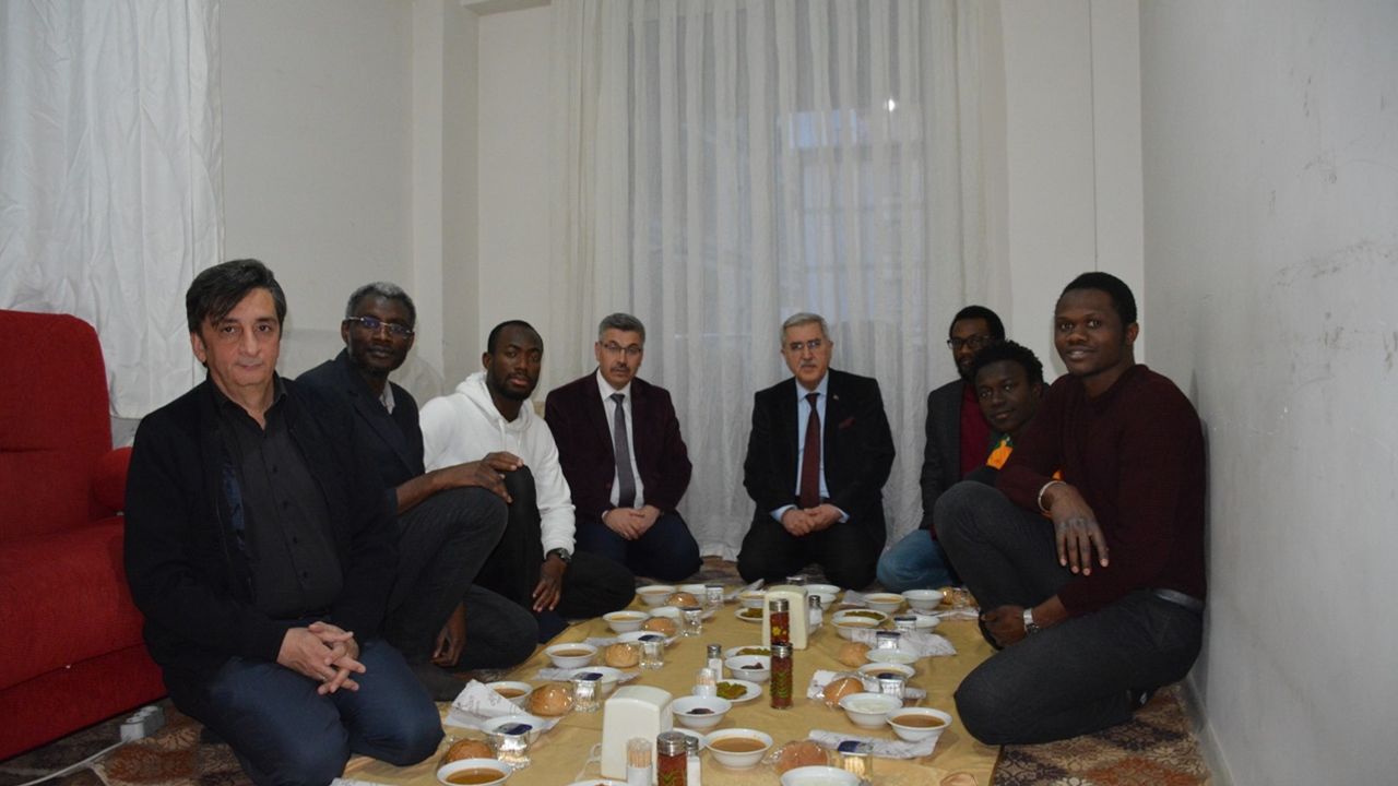 Niyazi Can ve KSÜ Yöneticileri iftarını Afrikalı öğrencilerle birlikte açtı