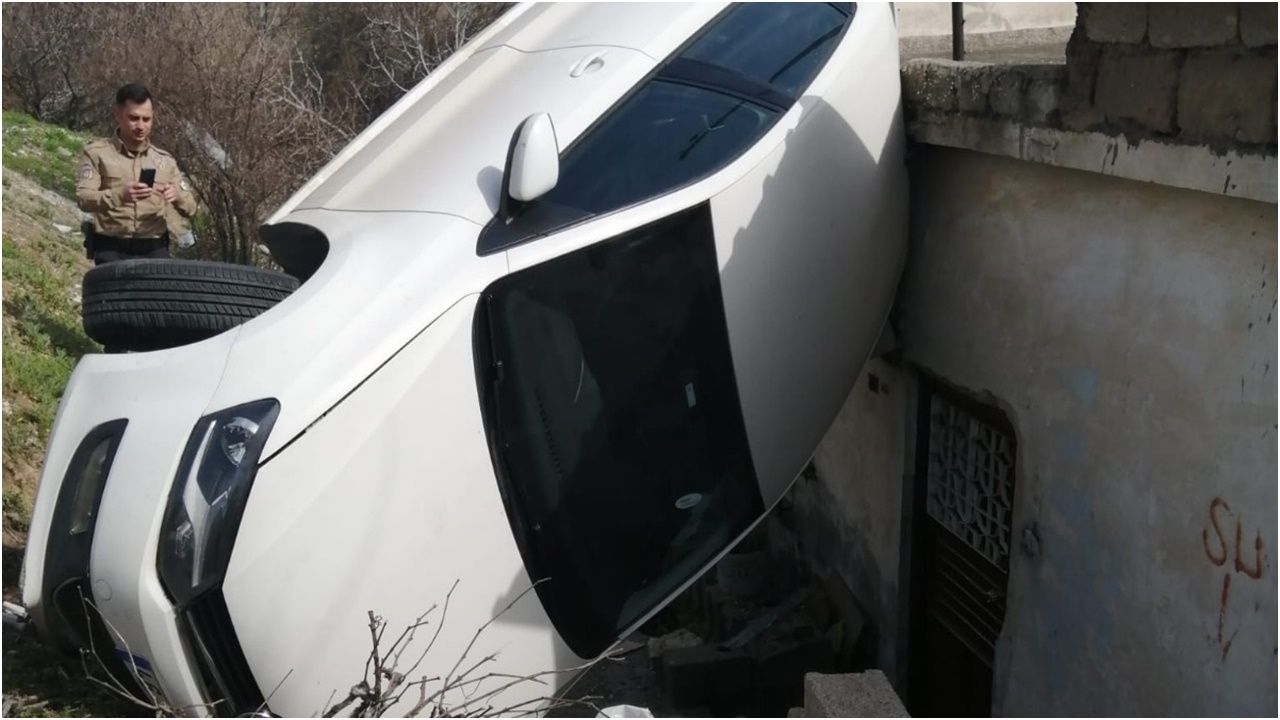 Kahramanmaraş'ta otomobil eve çarptı: 1 yaralı