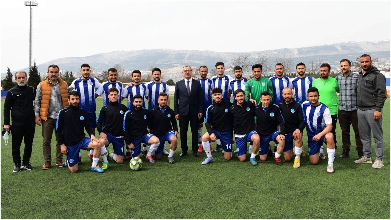 Gençlik ve Spor Kulübü, Başkan Güngör'e forma hediye etti!