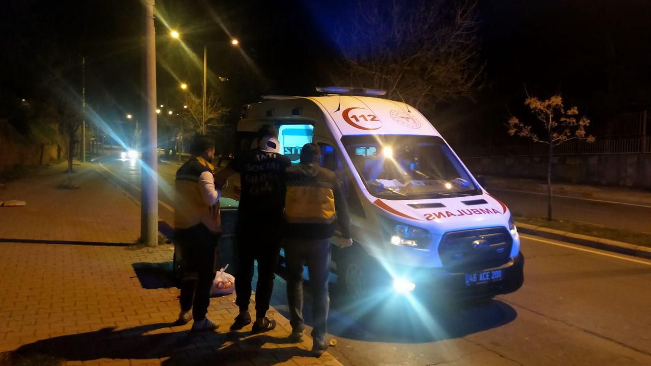 Kahramanmaraş'ta park halindeki otomobile çarptı: 3 yaralı