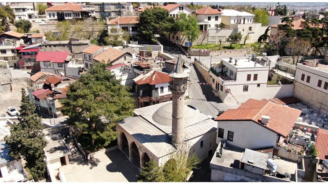 Kahramanmaraş'ta cami imamı, ahşap şerefeli minareye çıkarak ezan okuyor