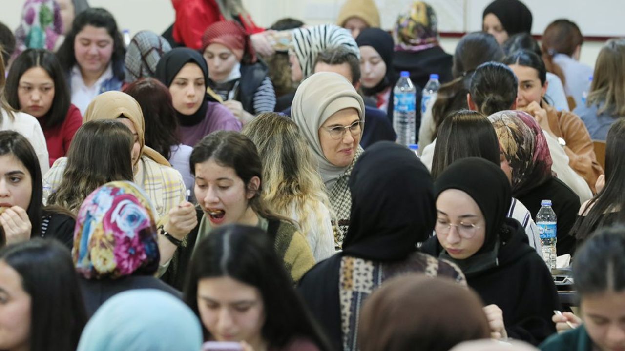 Emine Erdoğan KYK yurdunda öğrencilerle iftar yaptı