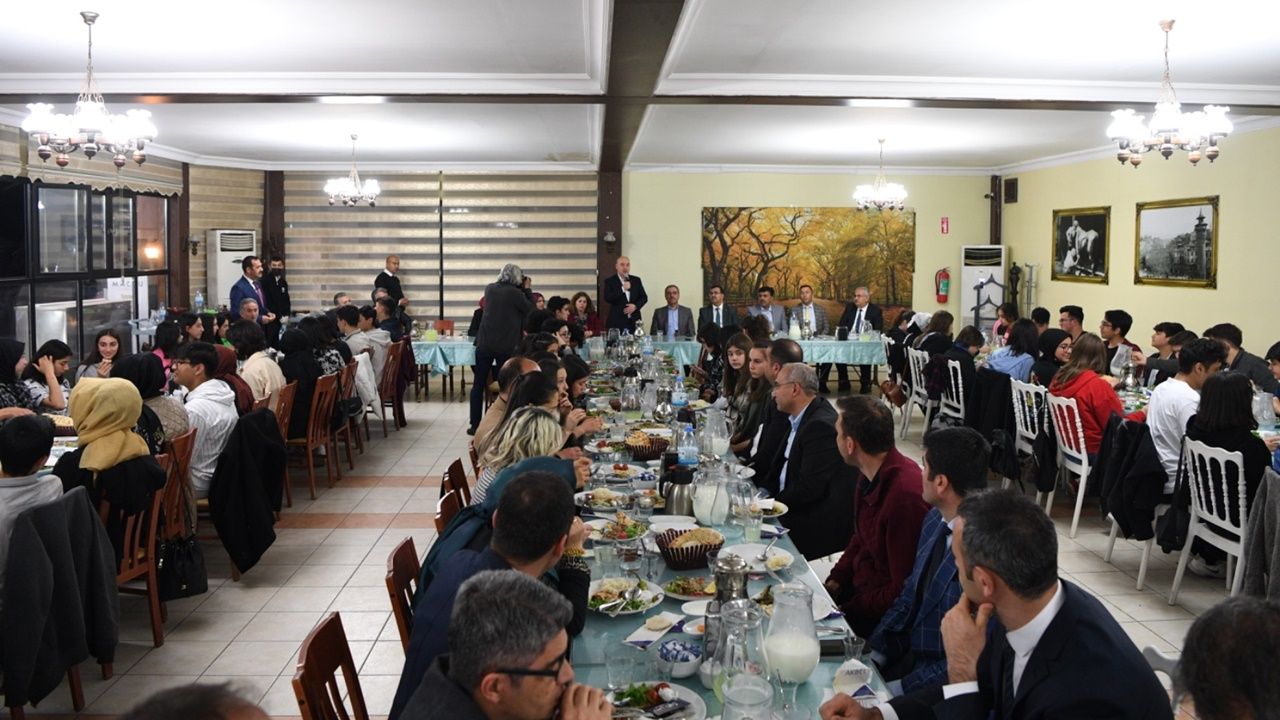 Başkan Güngör öğrencilerle iftar yaptı