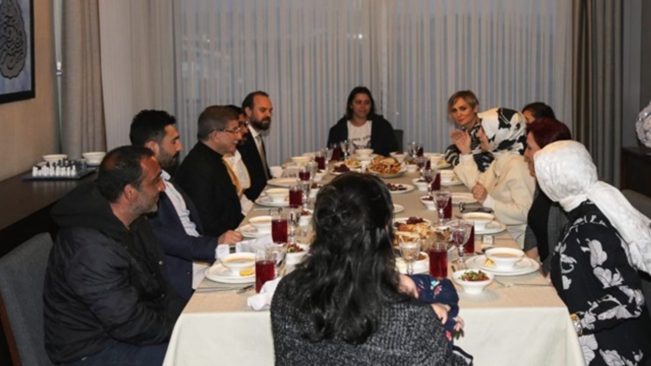 Davutoğlu vatandaşlara evinde iftar verdi