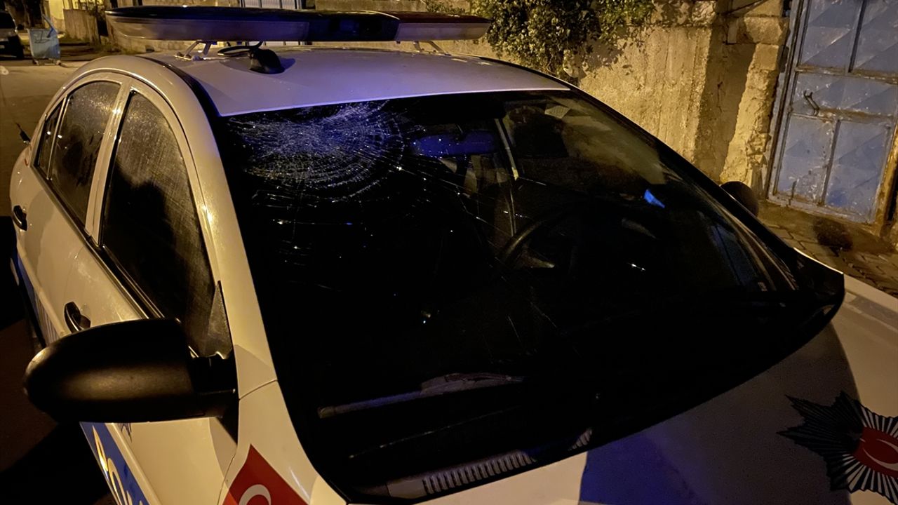 Kahramanmaraş'ta polis arabasına saldırdılar!
