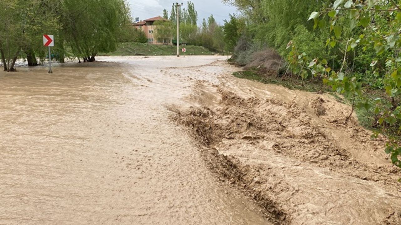 Elbistan'da sağanak yağış su baskınlarına neden oldu!