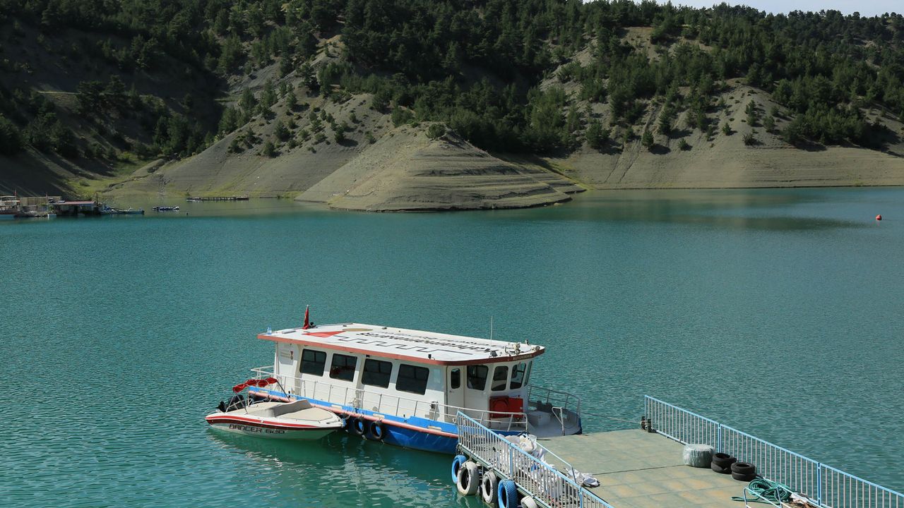Menzelet Barajındaki tekne turu, yoğun ilgi görüyor