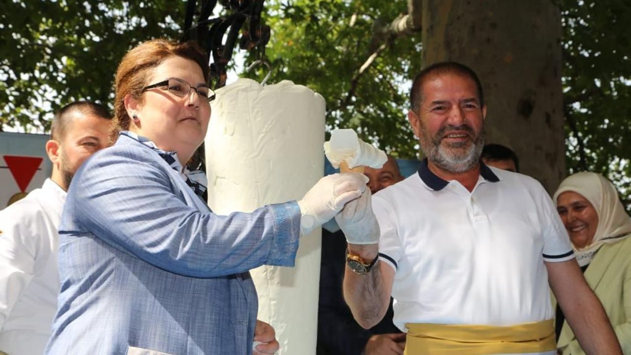 Bakan Derya Yanık Alpedo Maraş Dondurmasını kesti
