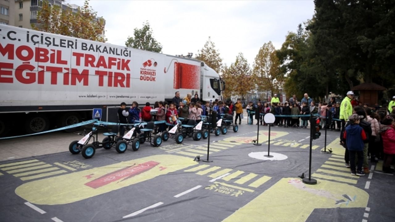 Mobil Trafik Eğitim Tırı Kahramanmaraş’ta öğrencileri bilgilendirdi