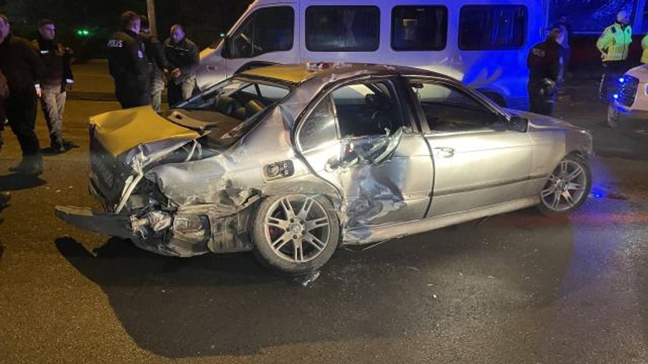 "Dur" ihtarına uymayan sürücü minibüse çarptı: 1 ölü, 4 yaralı