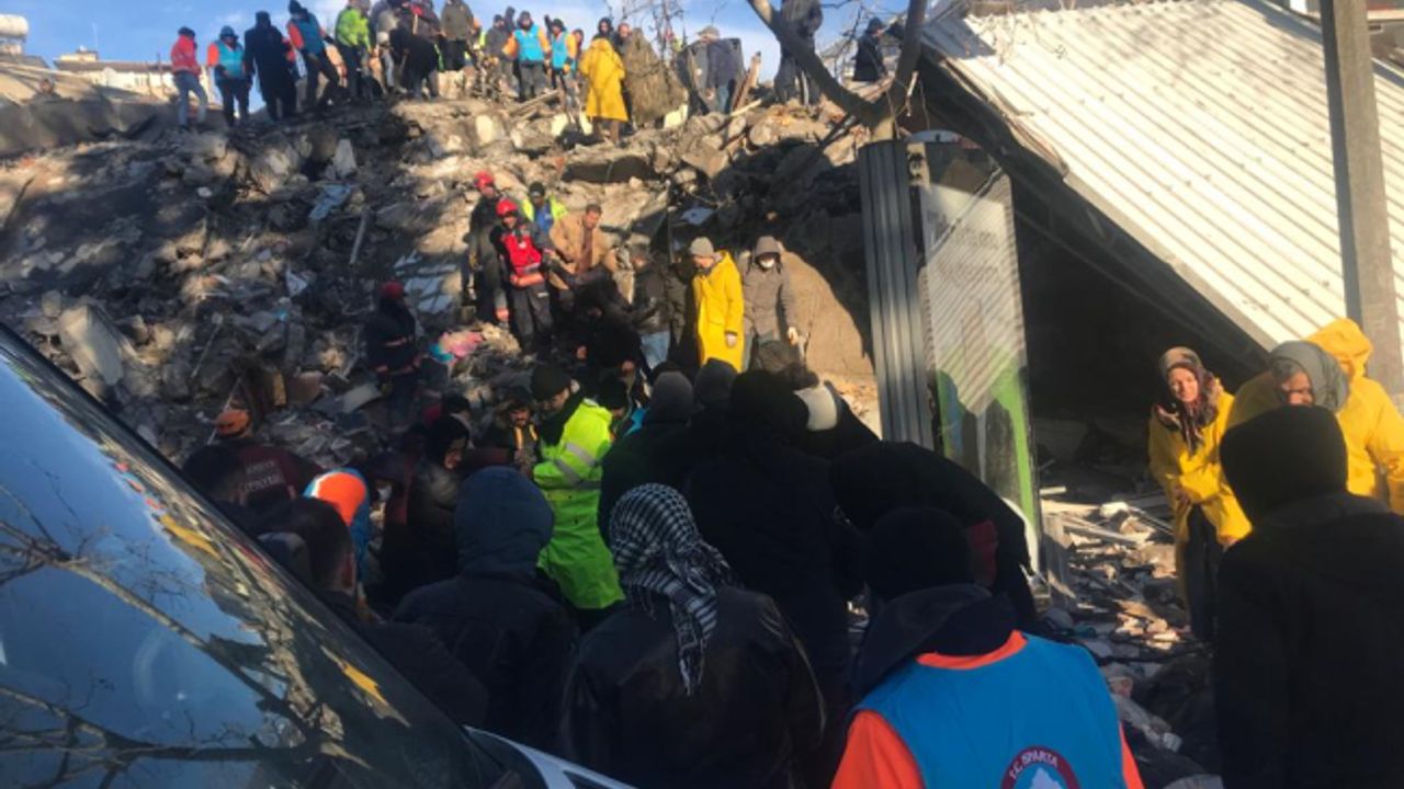Kahramanmaraş'ta 37 saat sonra enkazdan bir kişi kurtarıldı