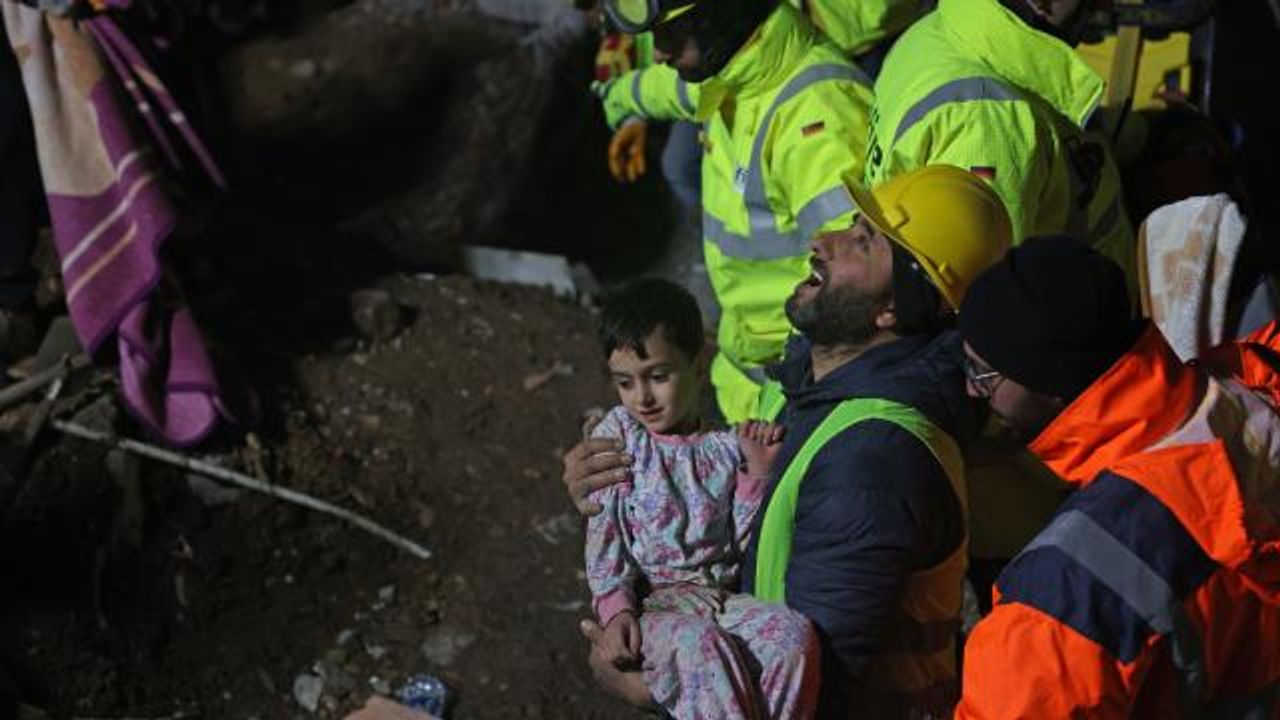 Azerbaycanlı ekipler, Kahramanmaraş'ta 9'u çocuk 44 kişiyi enkaz altından kurtardı