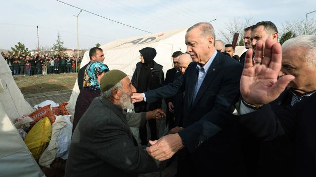 Cumhurbaşkanı Erdoğan, Afşin'de çadır kenti ziyaret etti