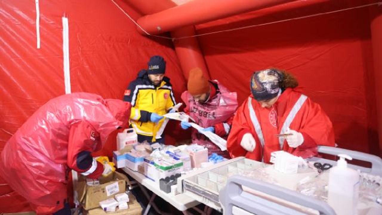 Depremden etkilenen 10 ilde 77 sahra hastanesi kuruldu