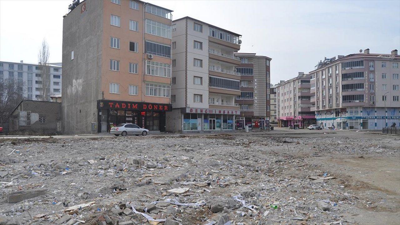 Afşin'de depremde yıkılan belediye hizmet binasının alanı meydana dönüştürülecek!