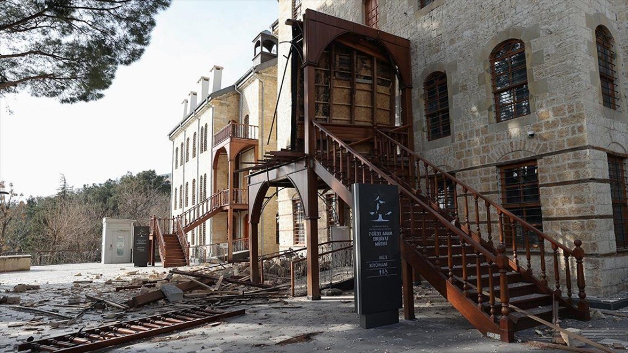 Deprem Yedi Güzel Adam Edebiyat Müzesini de vurdu!