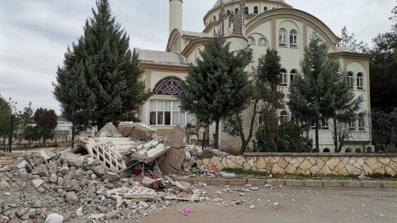 Depremde Türkoğlu’ndaki çifte minareli cami ağır hasar aldı!