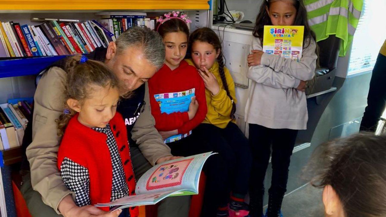 Türkoğlu Koordinatör Valisi Akkoyun Gezici Kütüphaneyi Ziyaret Etti