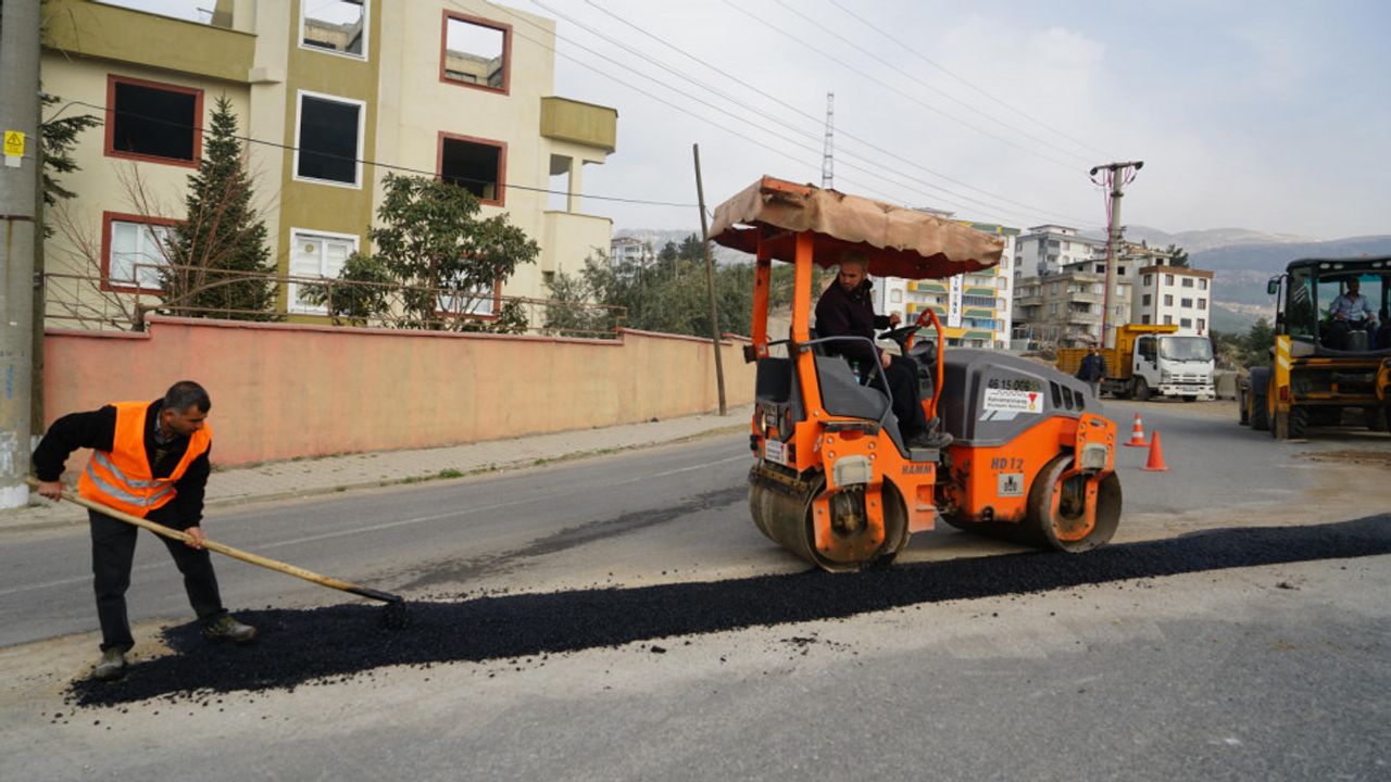 Büyükşehir Depremde Hasar Gören Yolları Onarıyor