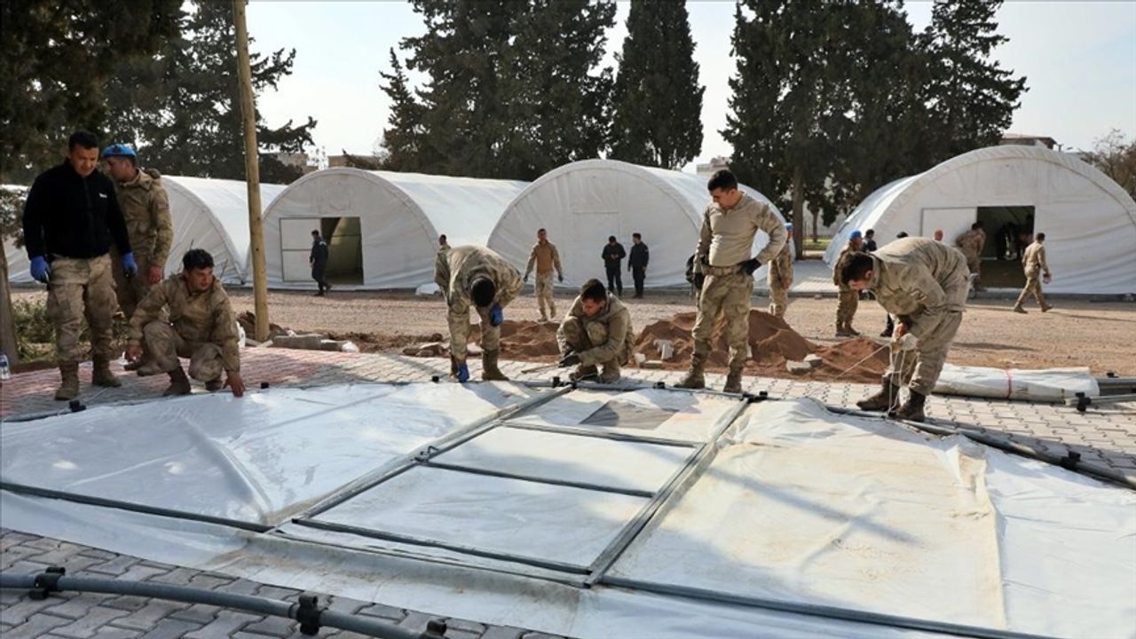 Kahramanmaraş'ta yıkılan toptancılar sitesi Mehmetçiğin kurduğu çadırlarda hizmet verecek