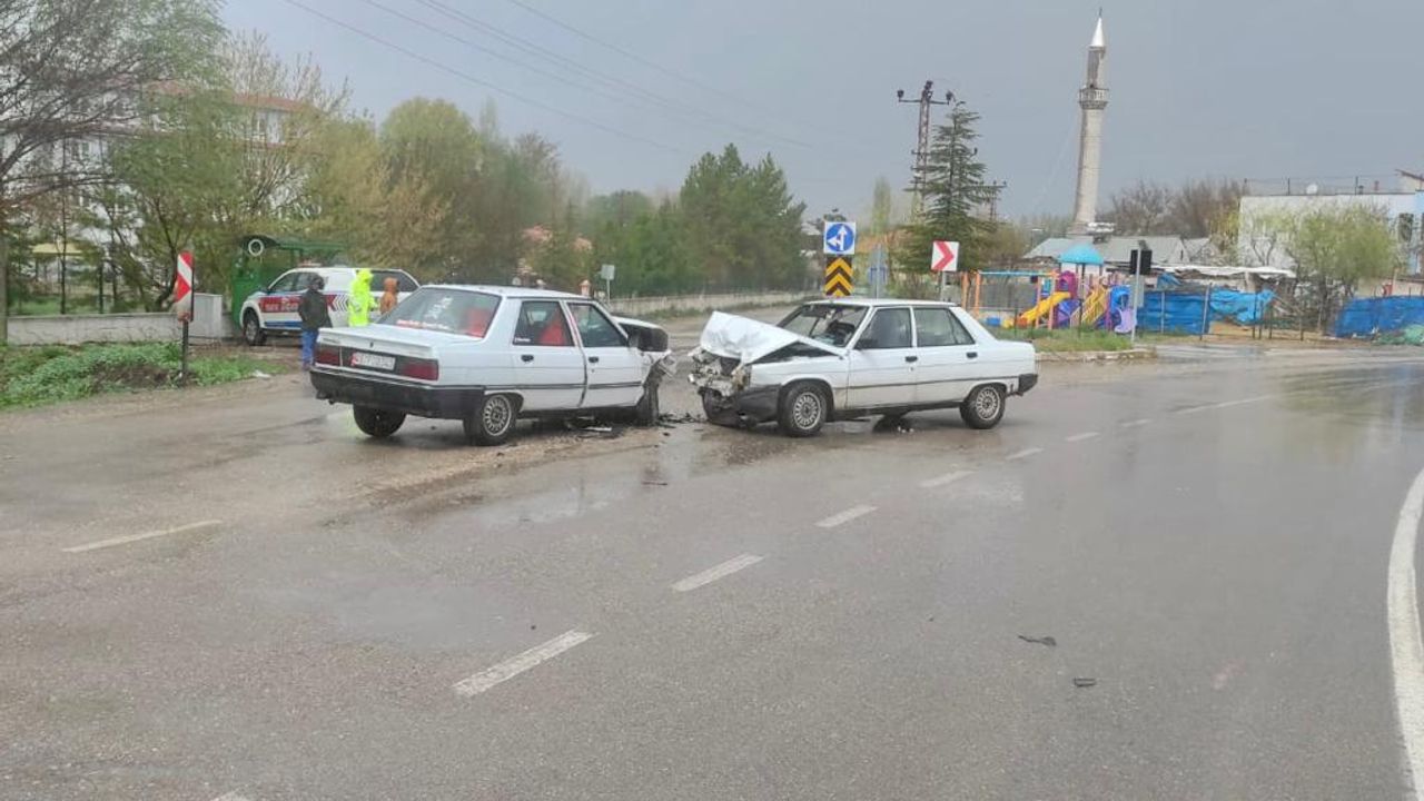 Elbistan’da iki otomobil çarpıştı: 4 yaralı 