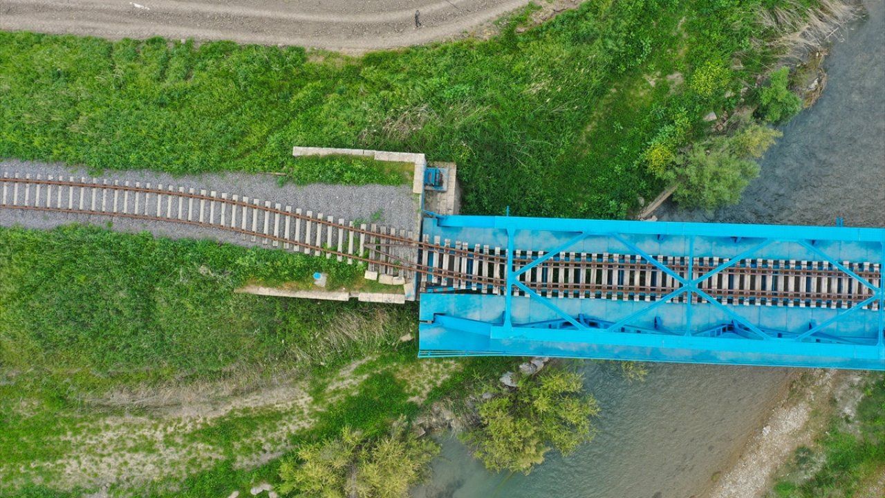 Deprem Kahramanmaraş’ta demir köprüyü kaydırdı!