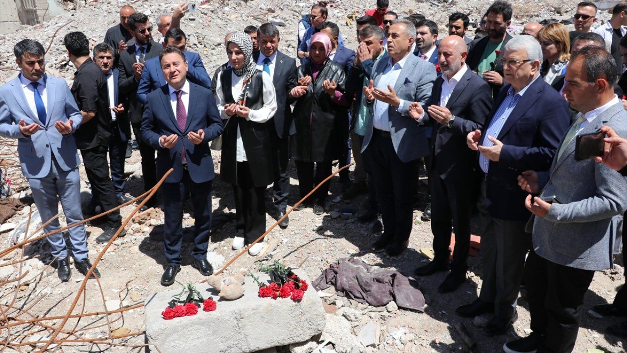 Babacan, Ebrar Sitesi enkazına karanfil bıraktı!