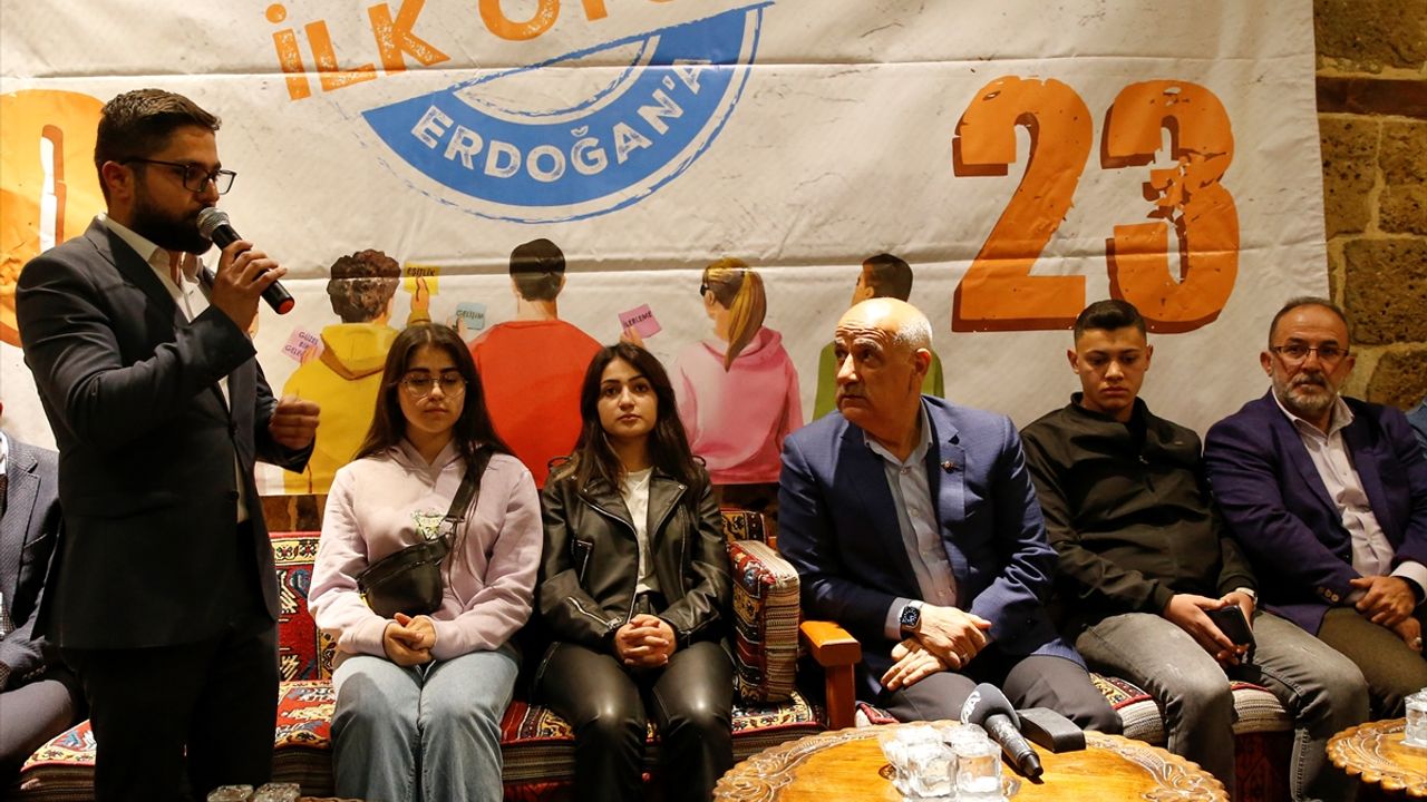 Tarım ve Orman Bakanı Vahit Kirişci, Kahramanmaraş'ta gençlerle bir araya geldi