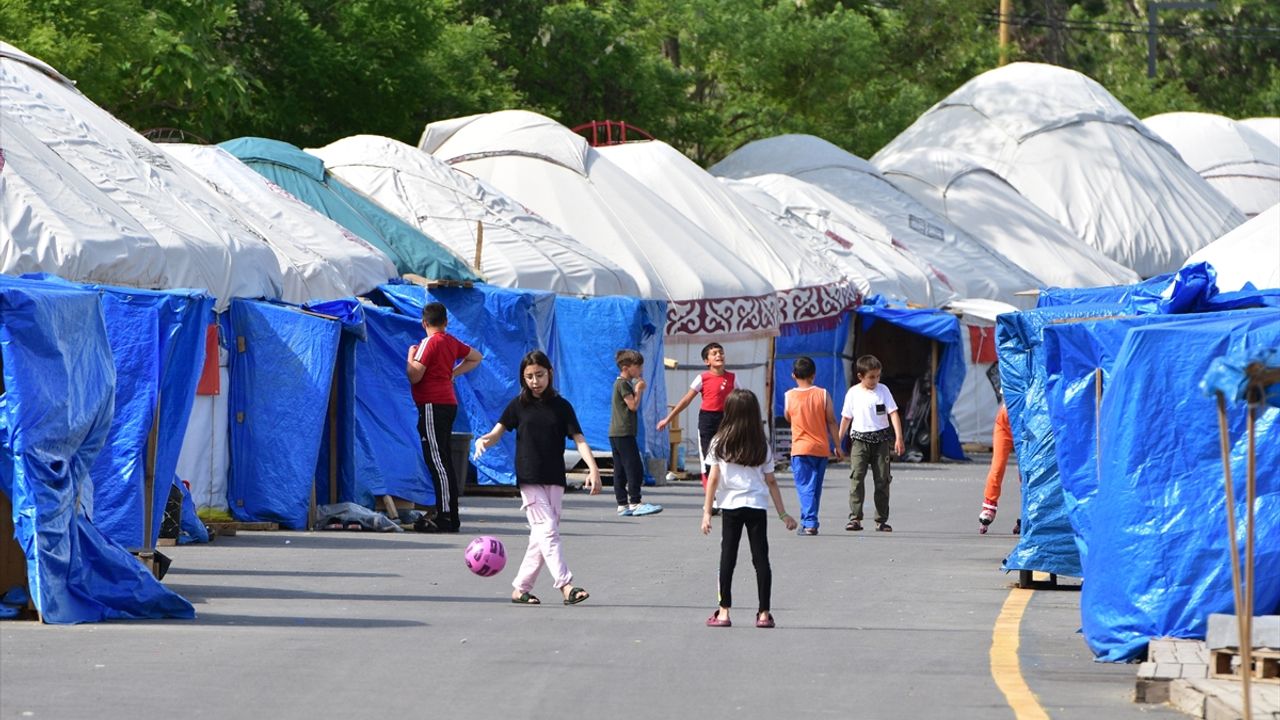 Kahramanmaraş'ta depremzedeler "Dayanışma Obası"nda sosyal hayata uyum sağlamaya çalışıyor