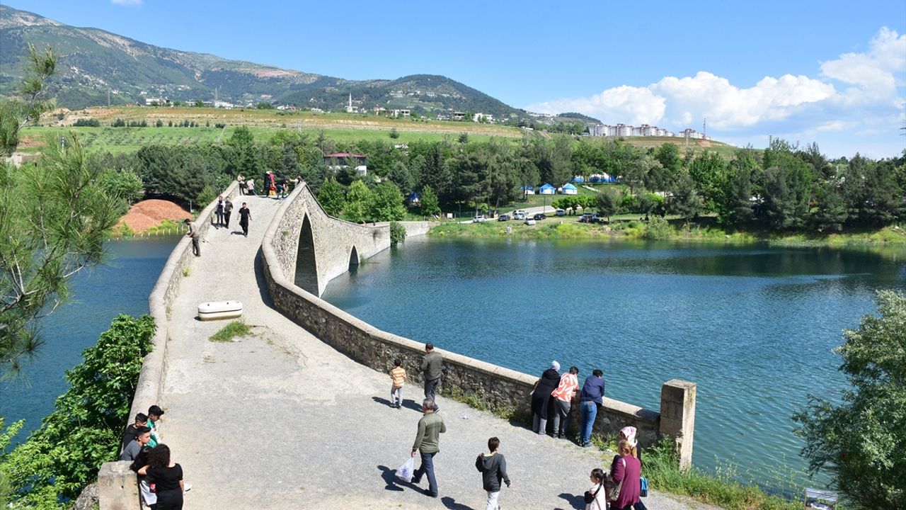 Kahramanmaraş'ta depremzedeler tarihi Ceyhan Köprüsü ve çevresinde zaman geçirip stres atıyor