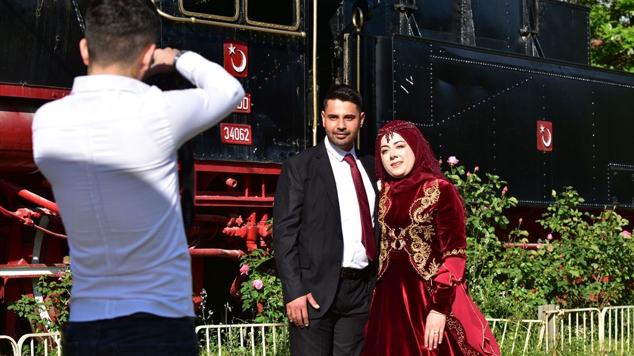 Kahramanmaraş'ta tren garı düğün fotoğrafçıların doğal stüdyosu oldu