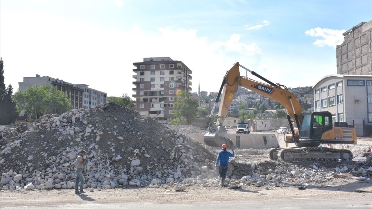 Kahramanmaraş'ta yıkım ve enkaz kaldırma çalışmaları sürüyor