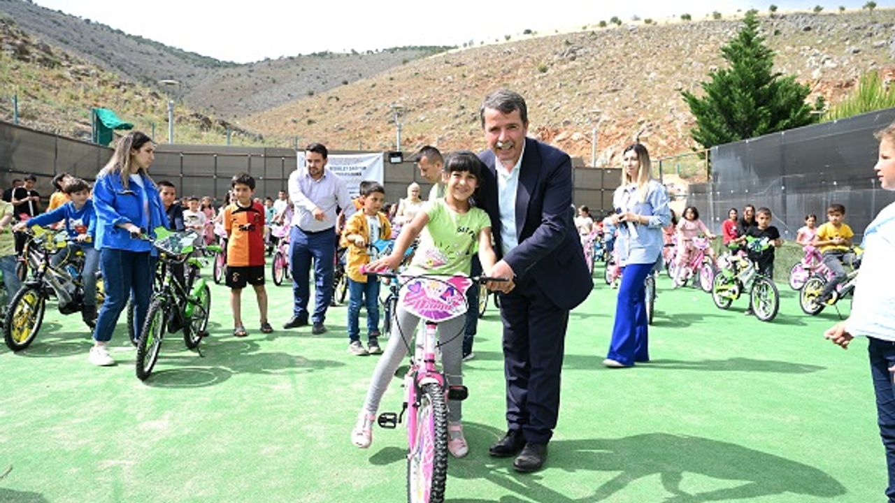 Türkoğlu Belediyesi Afetzede Çocuklara Bisiklet Dağıtmaya Devam Ediyor