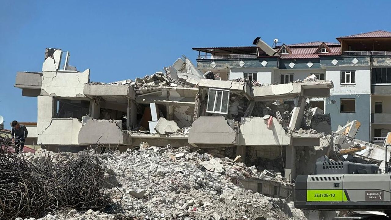Elbistan'daki deprem hasarlı binayı yıktı 